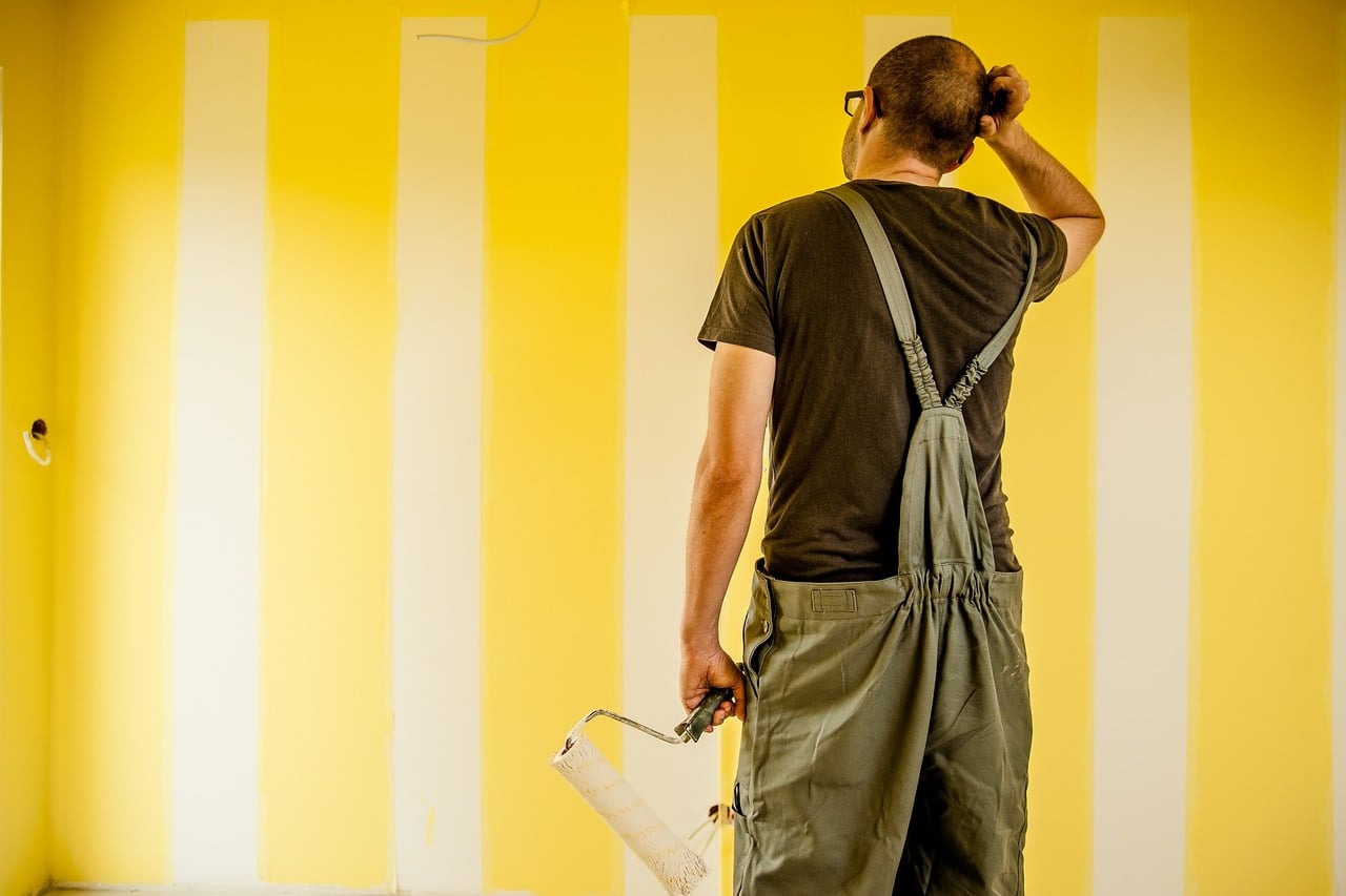 ¿Debería contratar a un pintor o hacer el trabajo usted mismo?