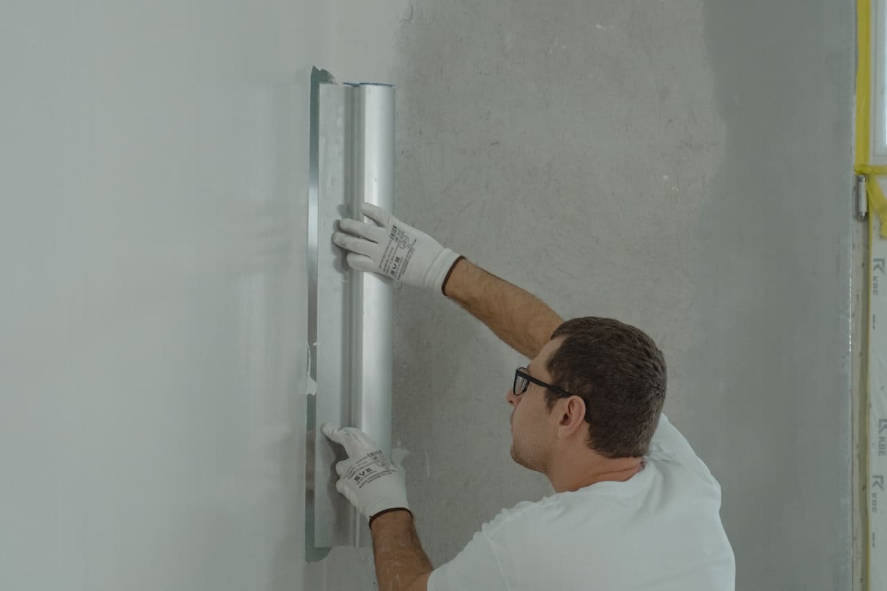 Preparación de superficie: Clave para pintar paredes y maximizar tu presupuesto